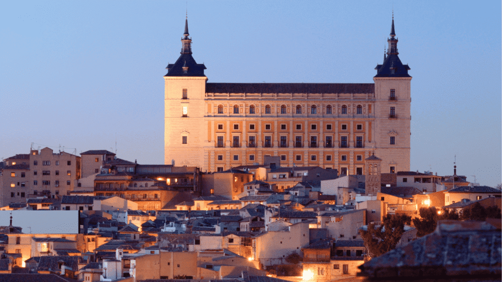 La majestuosa fachada del Alcázar de Toledo, la gran fortaleza que domina toda la Ciudad de las Tres Culturas.