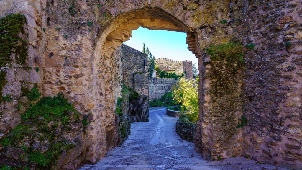 Arco de piedra de entrada a la zona de la muralla de Buitrago del Lozoya