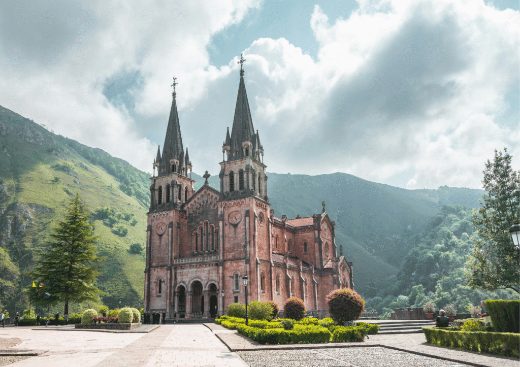 Basílica de Covadonga en Asturias, España, santuario histórico y religioso rodeado de montañas y naturaleza, destino imprescindible del turismo cultural y religioso en el norte de España.