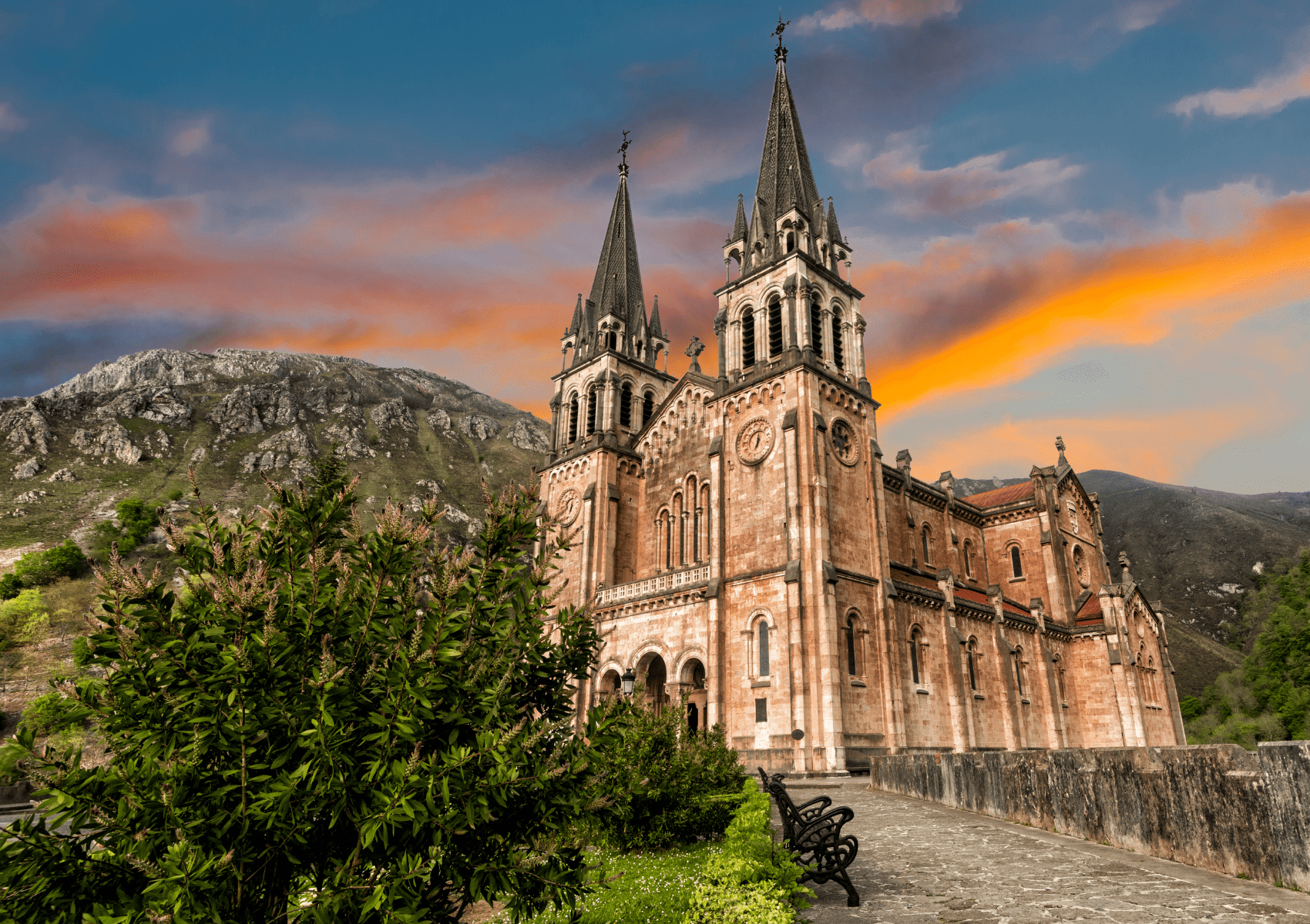 Basílica de Covadonga en Asturias, España, santuario histórico y religioso rodeado de montañas y naturaleza, destino imprescindible del turismo cultural y religioso en el norte de España.
