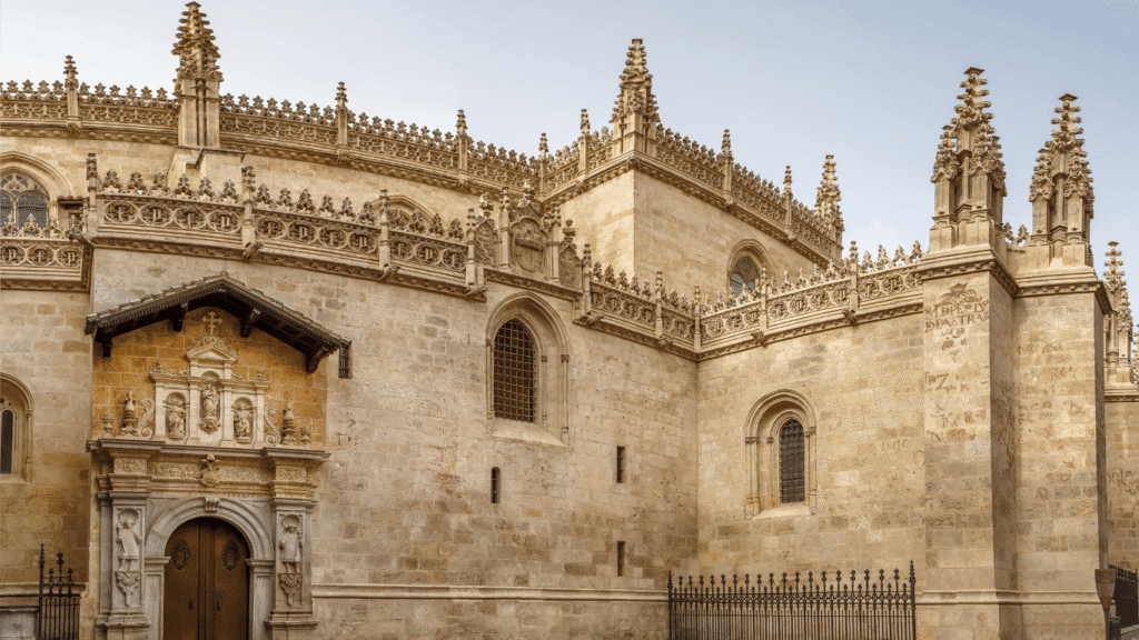 Capilla Real de Granada, lugar de enterramiento de los Reyes Católicos, visita destacada en Granada en un día.