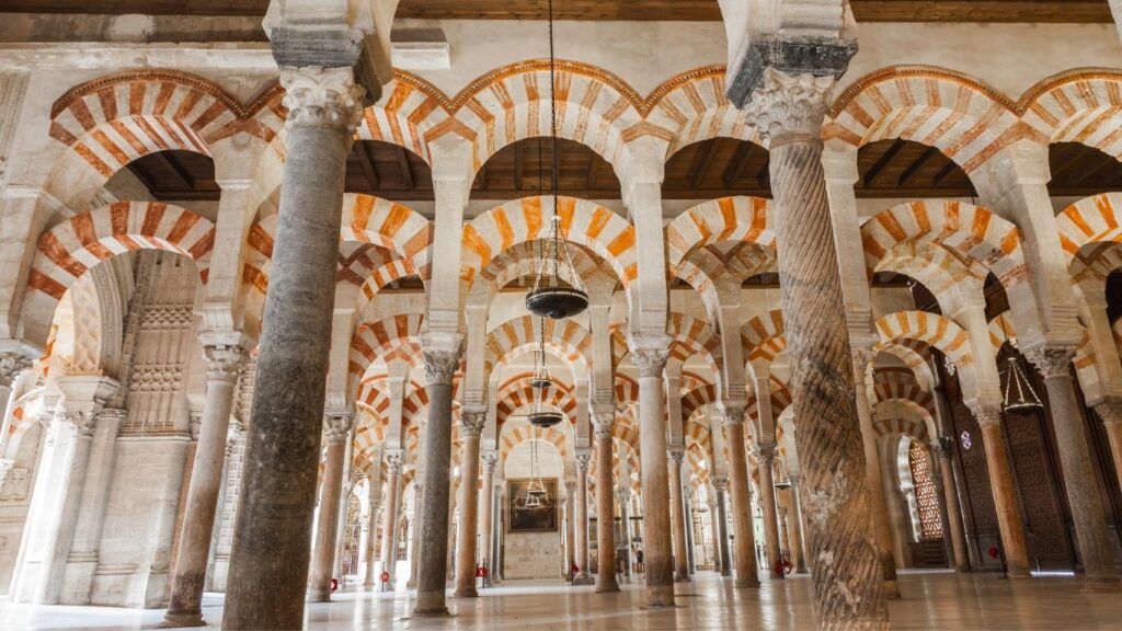 Detalle de las ricas yeserías y el artesonado de madera en la Capilla Real de la Mezquita-Catedral de Córdoba.