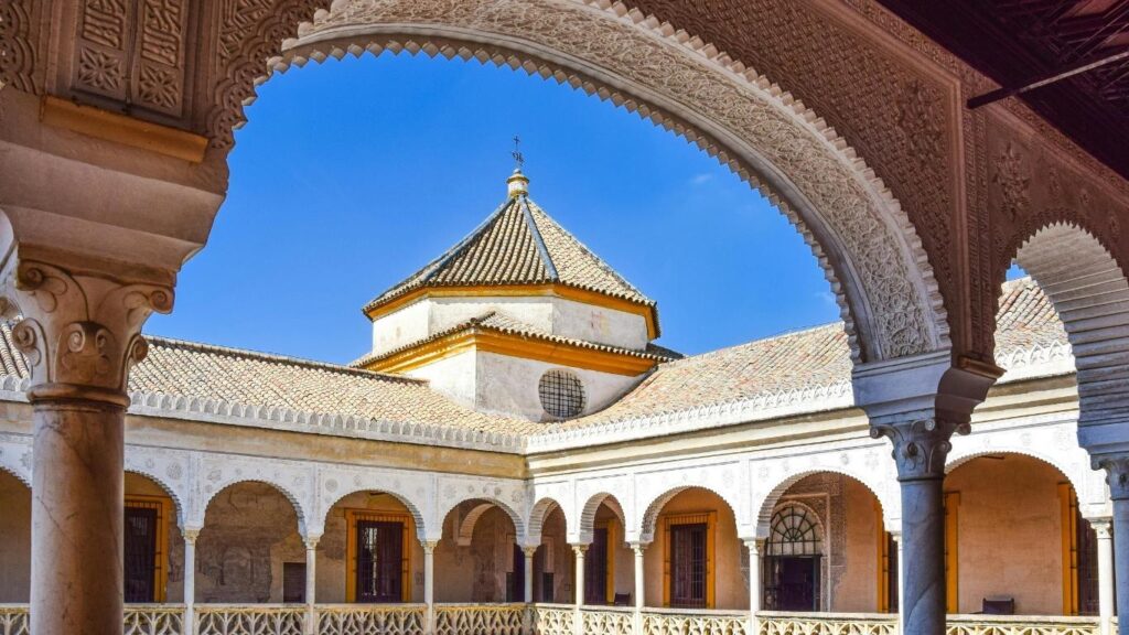 Patio principal de la Casa de Pilatos en Sevilla, con decoración de azulejos mudéjares y yeserías.