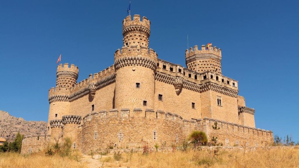 Primer plano del Castillo Nuevo de los Mendoza en Manzanares el Real contra cielo azul