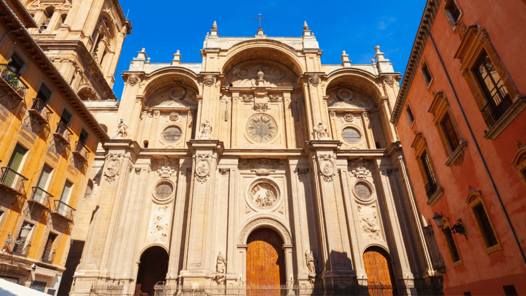 Catedral renacentista de Granada en el centro histórico, parada esencial para Granada en un día.