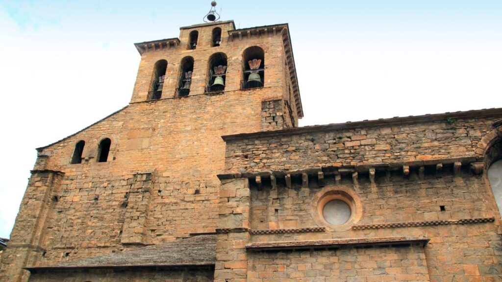 Vista del lateral de la Catedral de Jaca, con su robusta torre, hito inicial de la Ruta del Románico en Aragón que sirvió de modelo para otros templos.