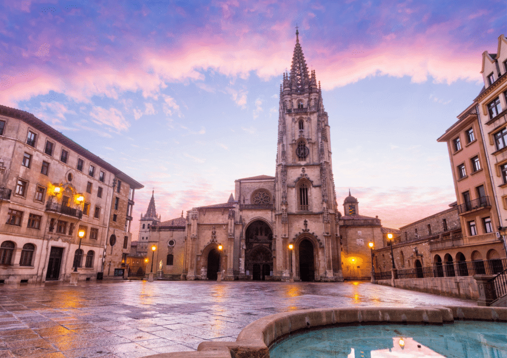 Catedral de San Salvador en Oviedo, Asturias, España, imponente catedral gótica y monumental, centro histórico y religioso, destino destacado del turismo cultural y patrimonial en el norte de España.