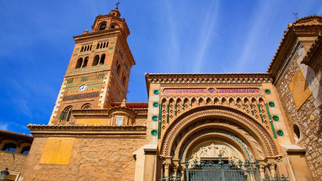 Detalle de la torre y los arcos ciegos de la Catedral de Santa María de Mediavilla de Teruel, Patrimonio de la Humanidad.