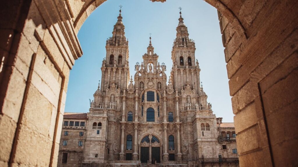 La Catedral de Santiago de Compostela al atardecer, meta final de la Ruta del Románico de peregrinación, destacando su fachada barroca.