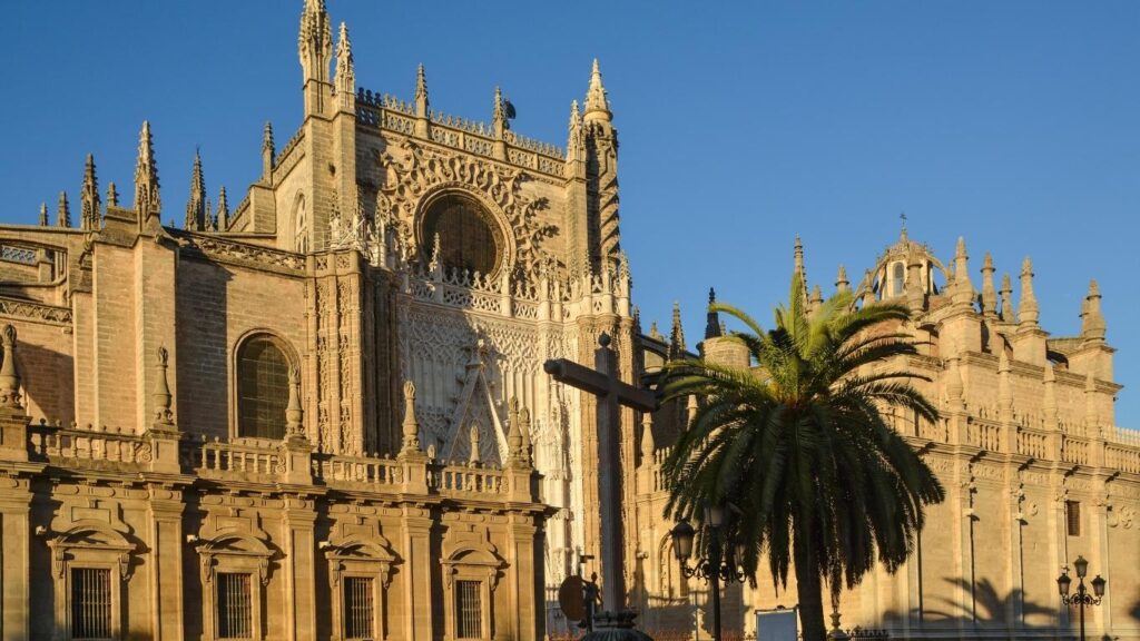 Fachada de la Catedral de Sevilla y la Giralda vistas desde el patio de los naranjos, el templo gótico más grande del mundo.