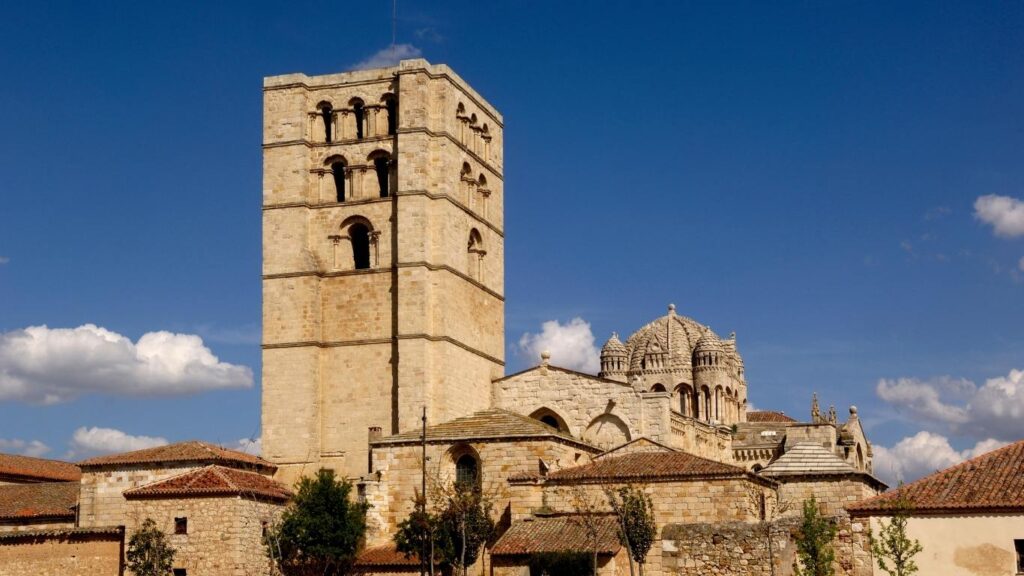 La Catedral de Zamora, destacando su cimborrio bizantino de escamas de piedra, pieza clave de la Ruta del Románico del Duero.