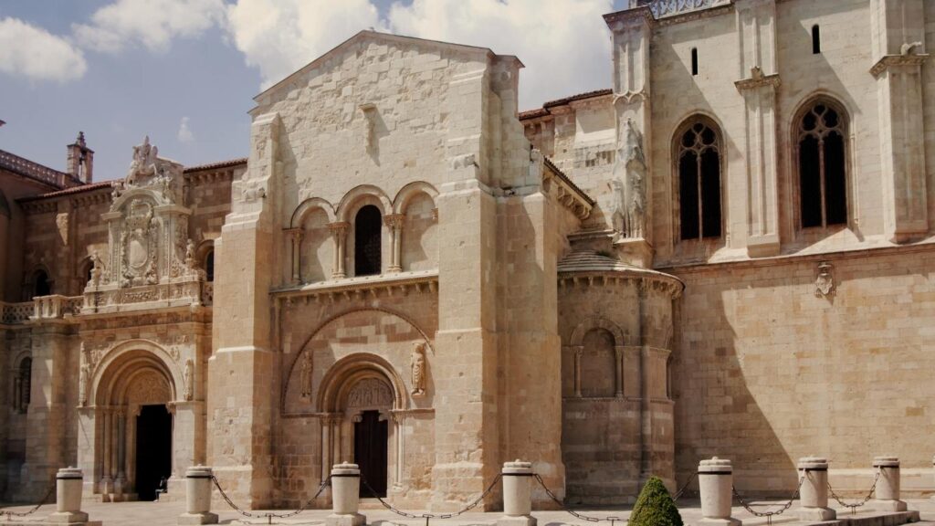 Fachada románica de la Colegiata de San Isidoro (León), un punto esencial en la Ruta del Románico, mostrando la entrada al Panteón de los Reyes.