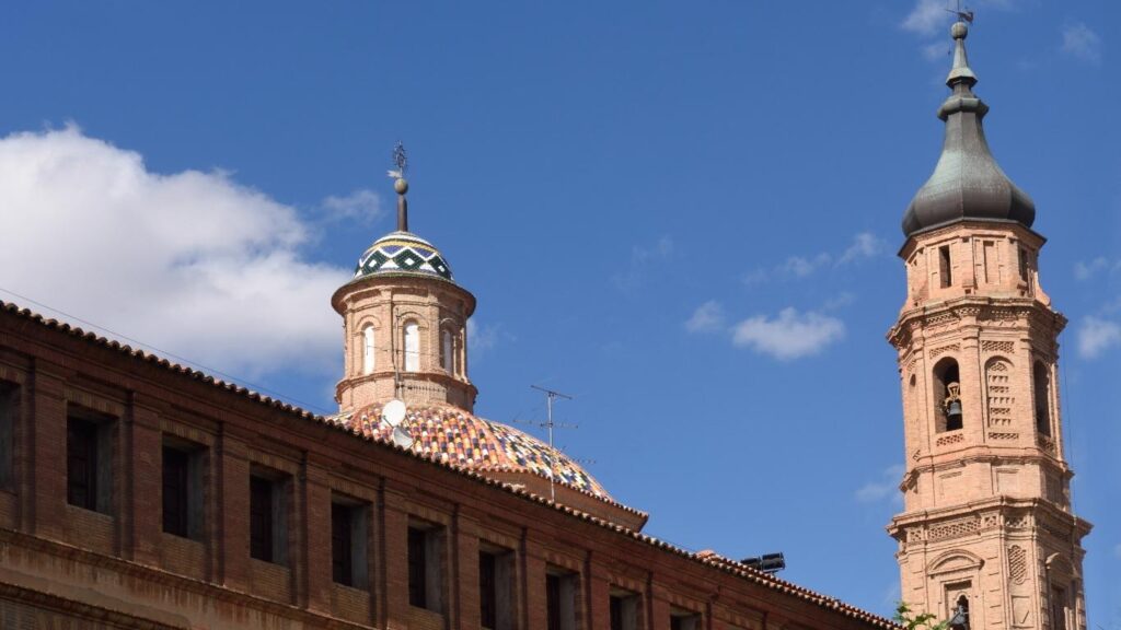 Cúpula y torre de ladrillo con detalles de cerámica vidriada de la Colegiata de Santa María la Mayor en Calatayud.