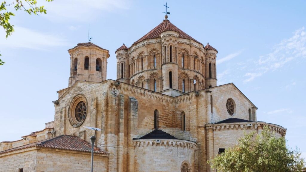 La Colegiata de Santa María la Mayor de Toro, destacando su cimborrio de influencia bizantina y su robusta construcción, parte de la Ruta del Románico del Duero.