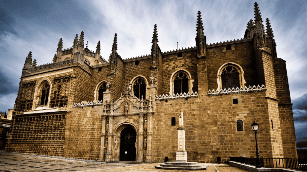 Claustro gótico con detalles isabelinos en el Monasterio de San Juan de los Reyes.