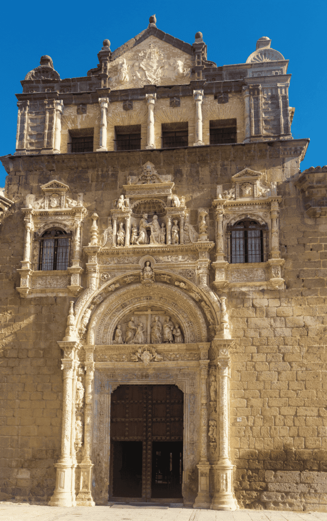 Fachada y claustro del Museo de Santa Cruz, con colecciones de arte y arqueología de Toledo.