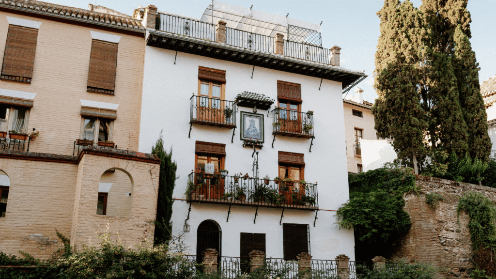 Fachada con arquitectura andalusí en el Albaicín