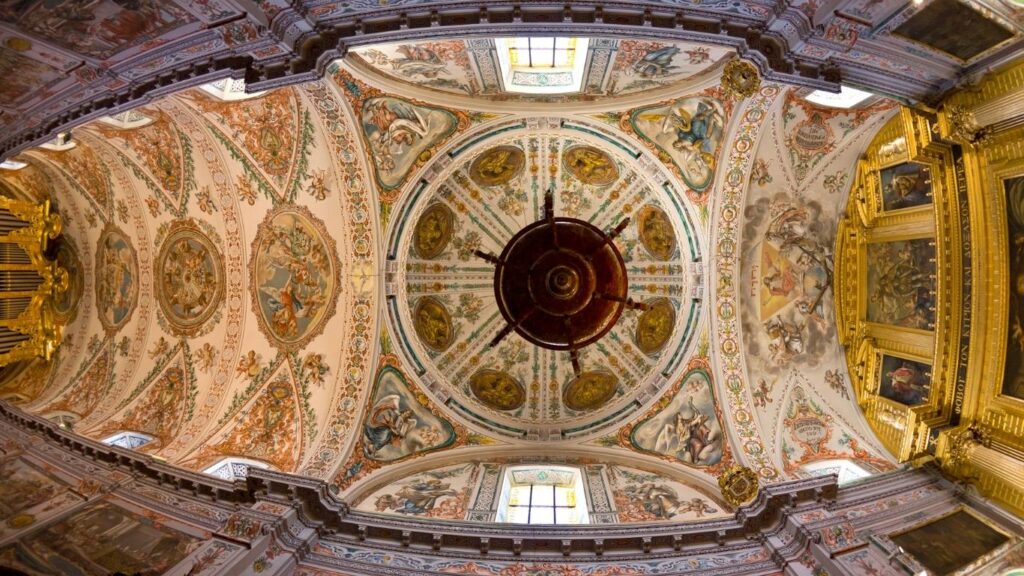 Detalle del techo abovedado y pintado del interior del Hospital de los Venerables Sacerdotes, en Sevilla.