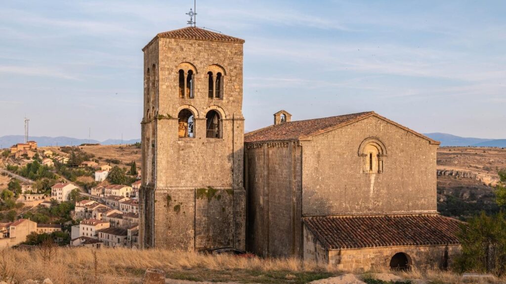 Exterior de la Iglesia de El Salvador, Sepúlveda, con su torre y ábside románico