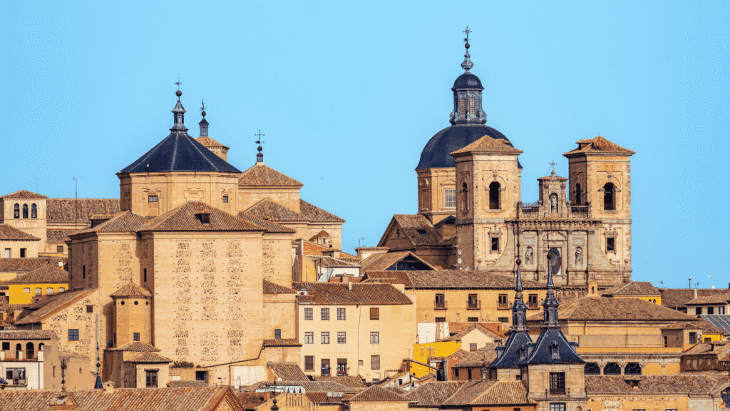 Fachada barroca de la Iglesia de los Jesuitas en Toledo. Es un imprescindible que ver en Toledo por su torre panorámica.