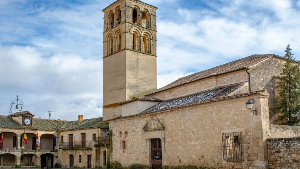 Fachada y torre de la Iglesia de San Juan Bautista en la Plaza Mayor de Pedraza