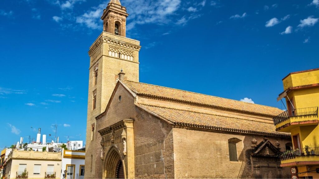 Torre campanario y ábside de ladrillo de la Iglesia de San Marcos en Sevilla, con elementos románico-mudéjares.
