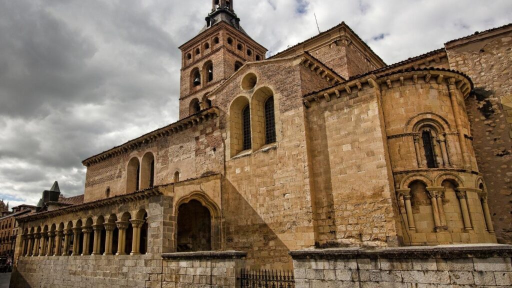 Vista exterior de la Iglesia de San Millán en Segovia, con el contraste entre la piedra románica y el ladrillo mudéjar.
