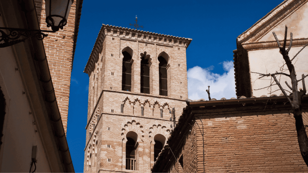 Interior de la Iglesia de San Román, hoy museo, con arcos y arte visigodo bien conservado.