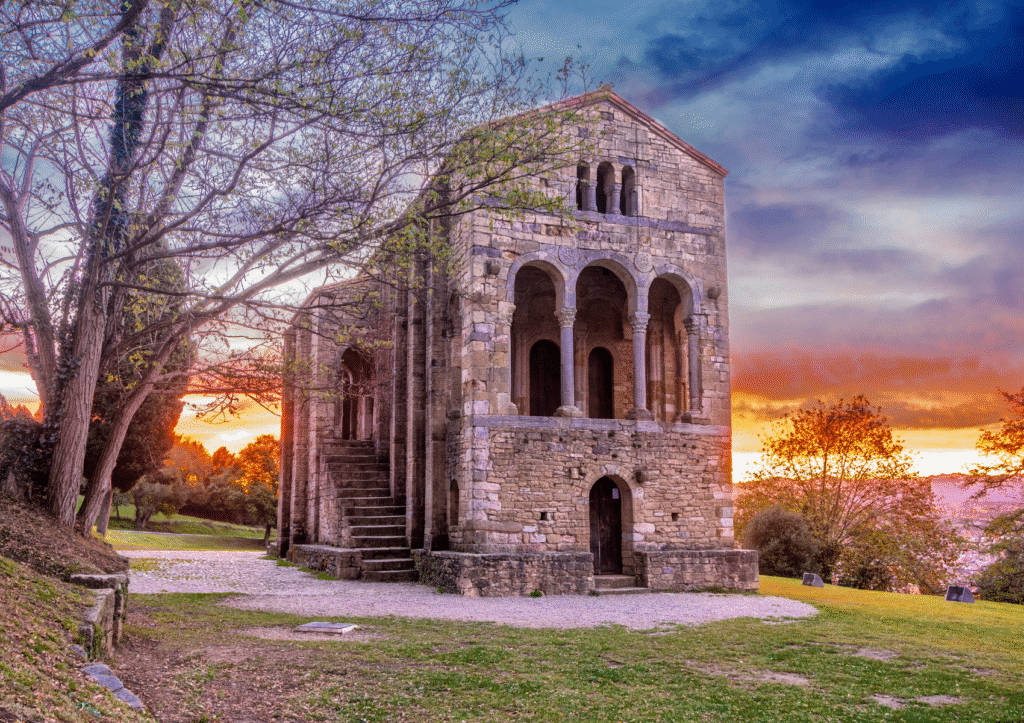 Iglesia de Santa María del Naranco en Oviedo, Asturias, España, monumento prerrománico sobre la ladera del Naranco, patrimonio histórico y arquitectónico, destino imprescindible del turismo cultural y patrimonial en el norte de España.