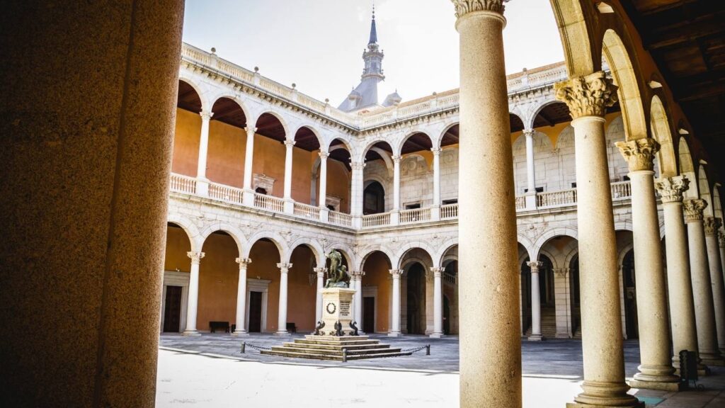 Patio central interior del Alcázar de Toledo con arquerías renacentistas. Un imprescindible que ver en la fortaleza.