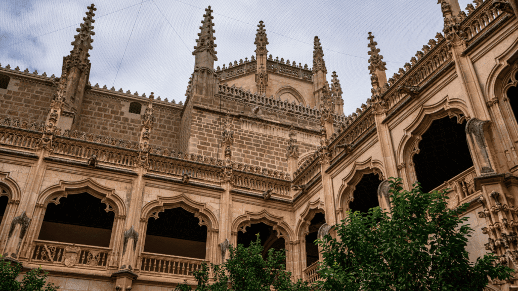 Claustro gótico con detalles isabelinos del Monasterio de San Juan de los Reyes. Qué ver en Toledo.