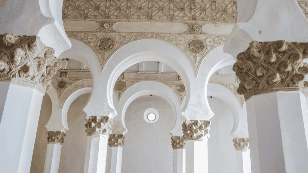 Interior de la Sinagoga de Santa María la Blanca, con su impresionante bosque de arcos y columnas.