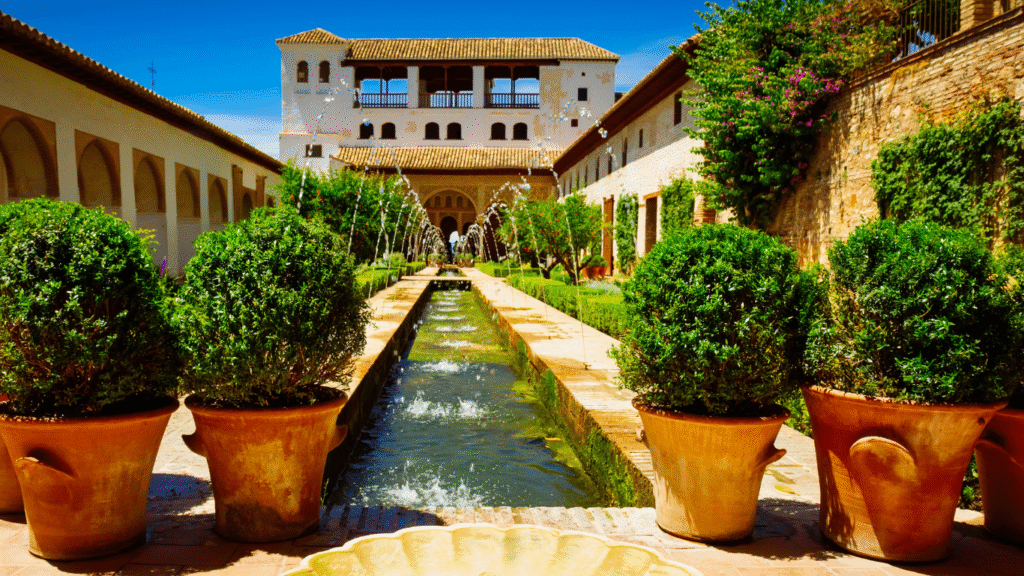 Jardines del Generalife, el refugio de los reyes nazaríes en Granada en un día