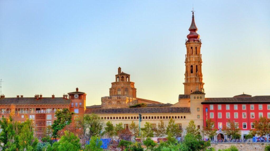 El Muro de la Parroquieta de La Seo de Zaragoza, una obra maestra exterior del ladrillo mudéjar aragonés.