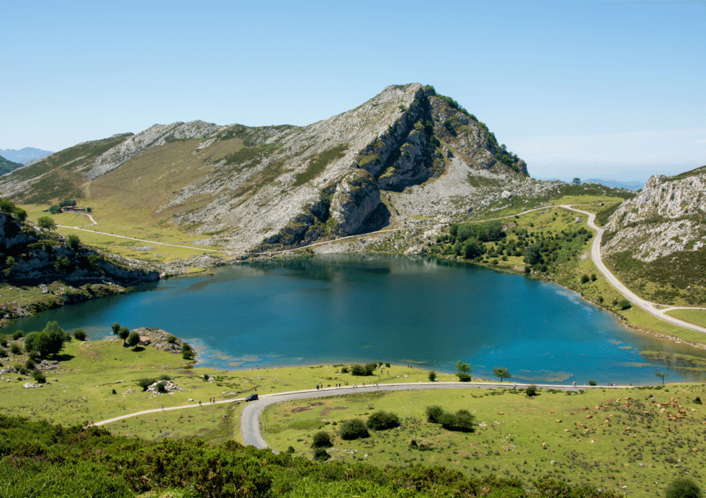 Lago Enol en los Picos de Europa, el más grande de los Lagos de Covadonga, rodeado de montañas y paisajes naturales de Asturias.