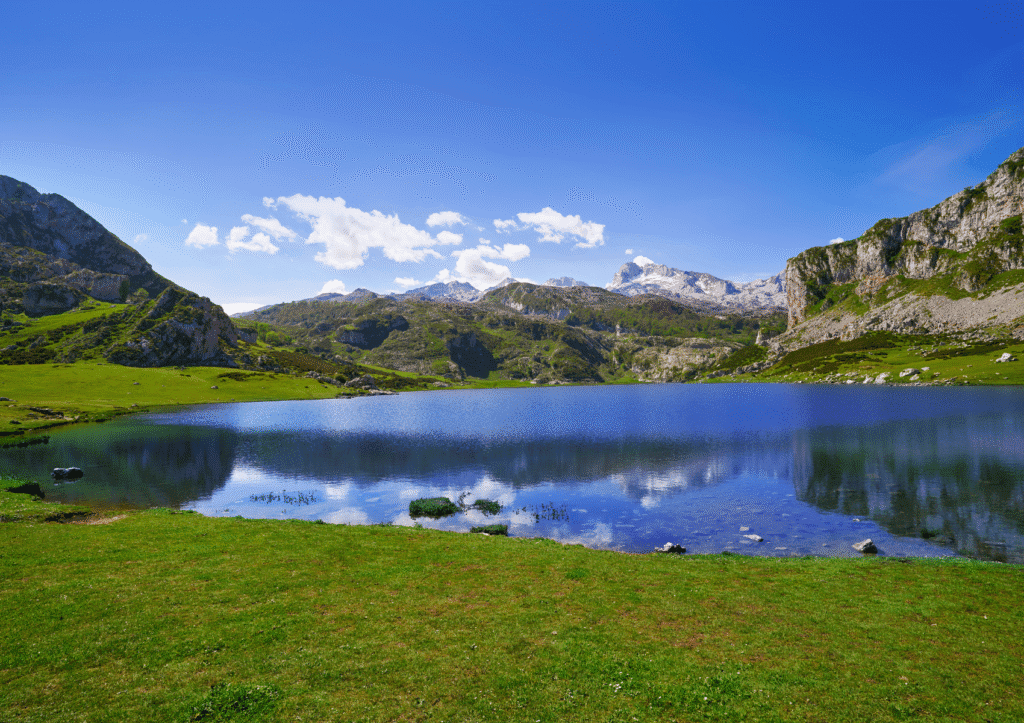 Lago Ercina en los Picos de Europa, uno de los Lagos de Covadonga, rodeado de verdes praderas y vistas de montaña en Asturias.