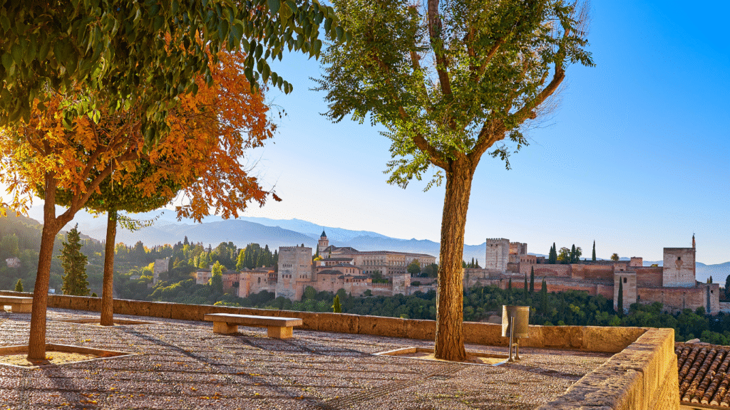 Vista de la Alhambra desde el Mirador de San Nicolás en Granada en un día