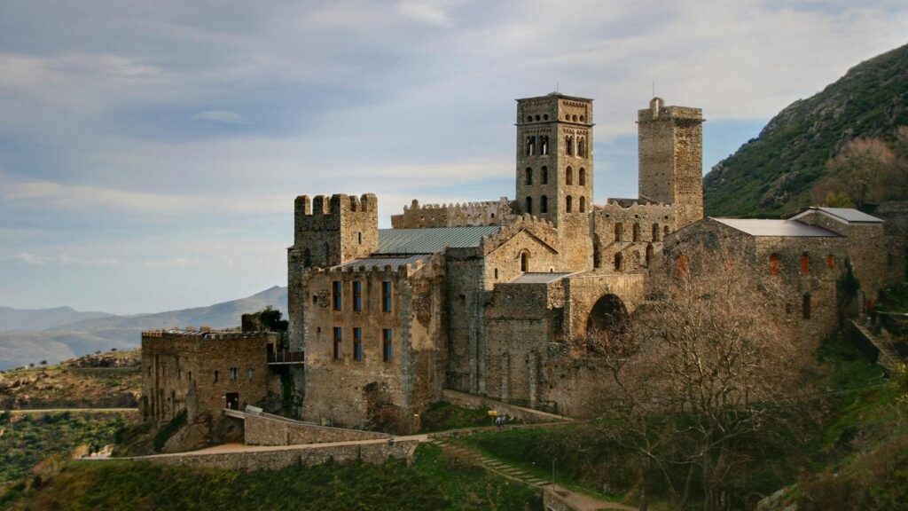Monasterio de Sant Pere de Rodes, ubicado en un acantilado sobre el mar en Gerona, una pieza clave de la Ruta del Románico catalán.