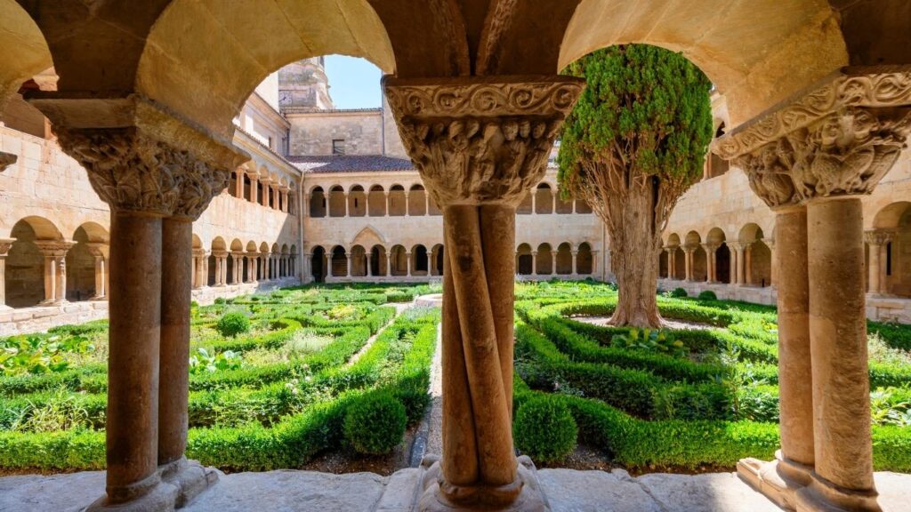 Claustro del Monasterio de Santo Domingo de Silos, joya de la escultura románica en la Ruta del Románico burgalés, famoso por sus capiteles.