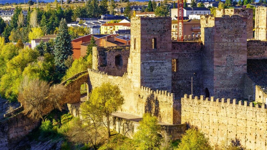 Vista lateral de la muralla de Buitrago del Lozoya con torreones y el camino de ronda
