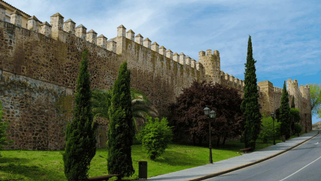 Vista de las antiguas murallas de Toledo y sus torres de vigilancia. Testigos milenarios de la historia.
