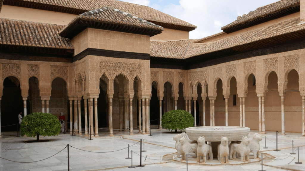 Interior de los Palacios Nazaríes, joya de la Alhambra en Granada en un día