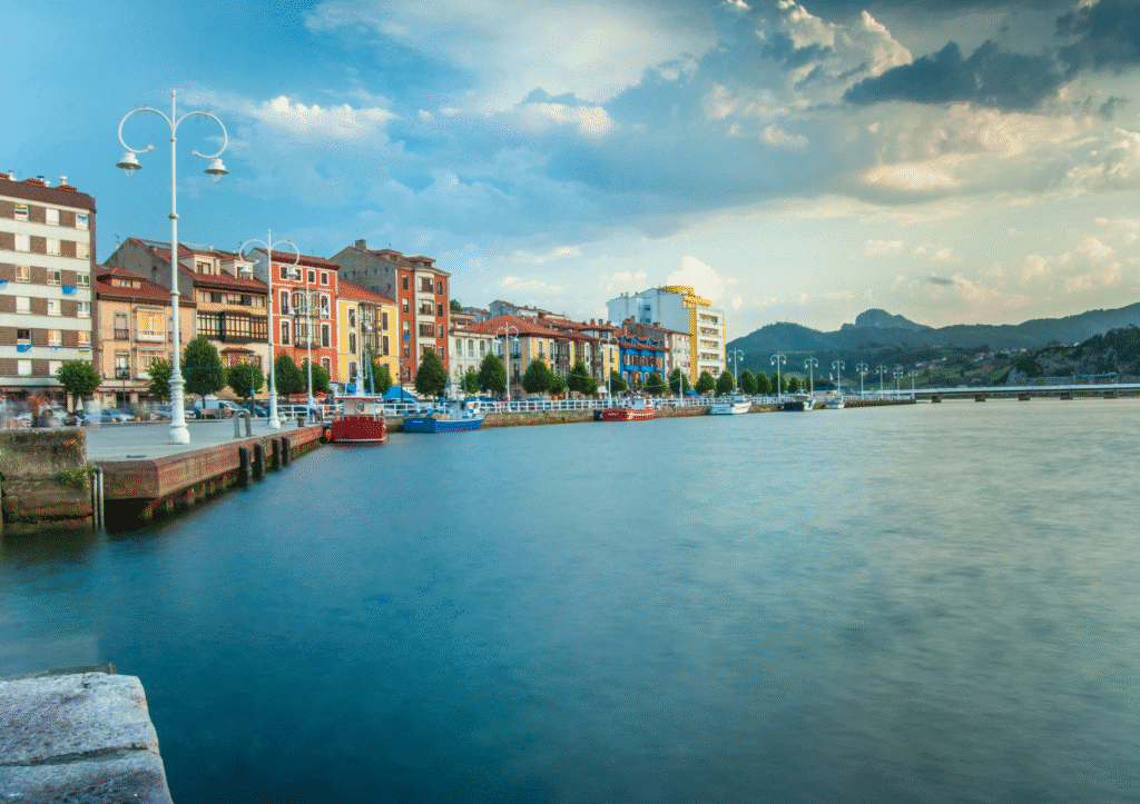 Paseo marítimo de Ribadesella en Asturias, con las casas junto al mar Cantábrico.