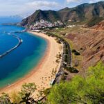Vista aérea de la Playa Las Teresitas en Santa Cruz de Tenerife, mostrando el dique de protección y las montañas de Anaga.