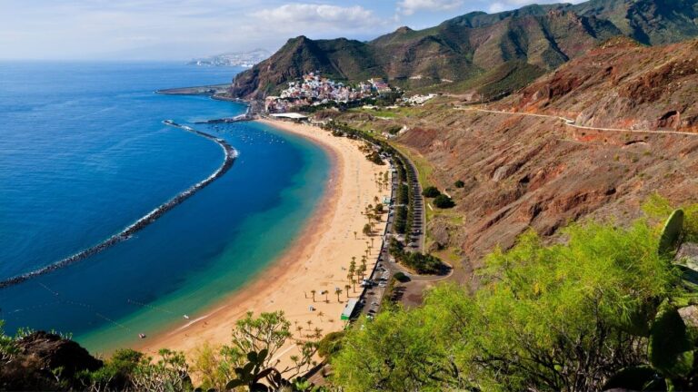Vista aérea de la Playa Las Teresitas en Santa Cruz de Tenerife, mostrando el dique de protección y las montañas de Anaga.