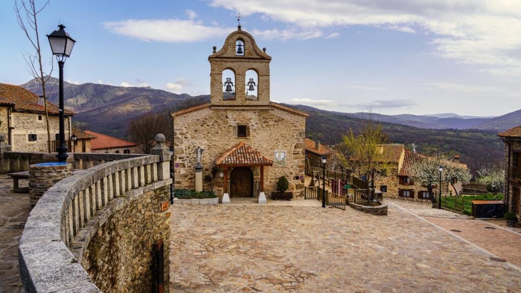 Plaza e Iglesia de La Hiruela con campanario y vista a la Sierra del Rincón
