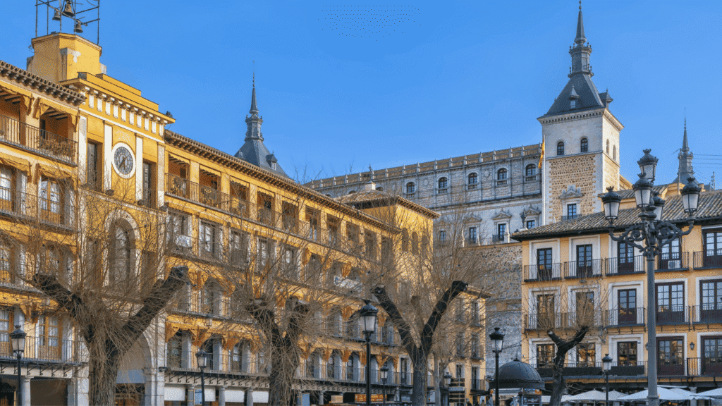 Ambiente y edificios en la Plaza de Zocodover, el corazón vibrante y comercial que ver en Toledo.