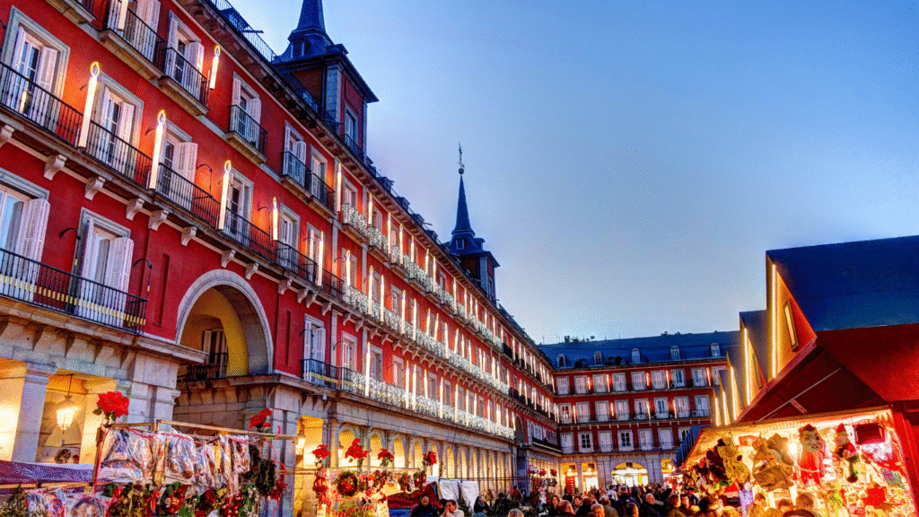 Plaza Mayor de Madrid en Navidad, España, con luces festivas, mercado navideño y ambiente cultural, uno de los destinos más visitados del turismo urbano y navideño en Madrid.