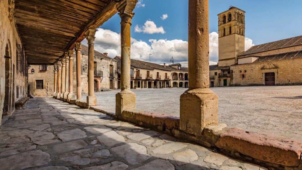 Vista de los soportales y la Iglesia de San Juan Bautista en la Plaza Mayor de Pedraza