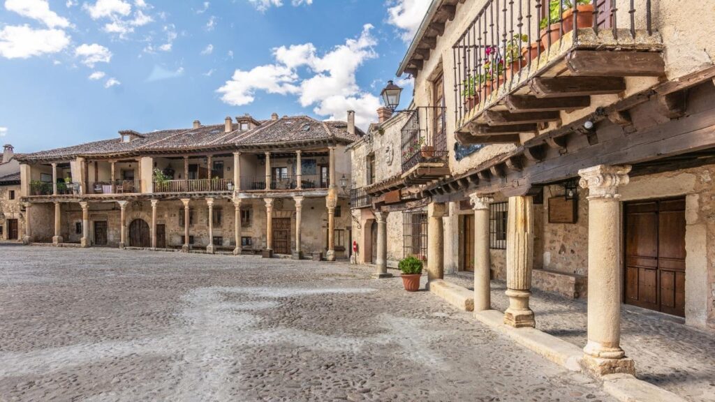 Soportales y balcones de las casas de la Plaza Mayor de Pedraza, Segovia